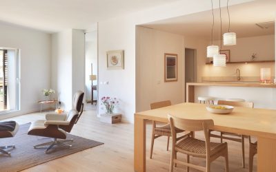 La luz natural fluye en un ático de diseño en la zona alta de Barcelona, redistribuido por Coblonal