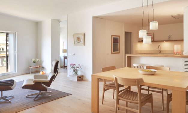 La luz natural fluye en un ático de diseño en la zona alta de Barcelona, redistribuido por Coblonal