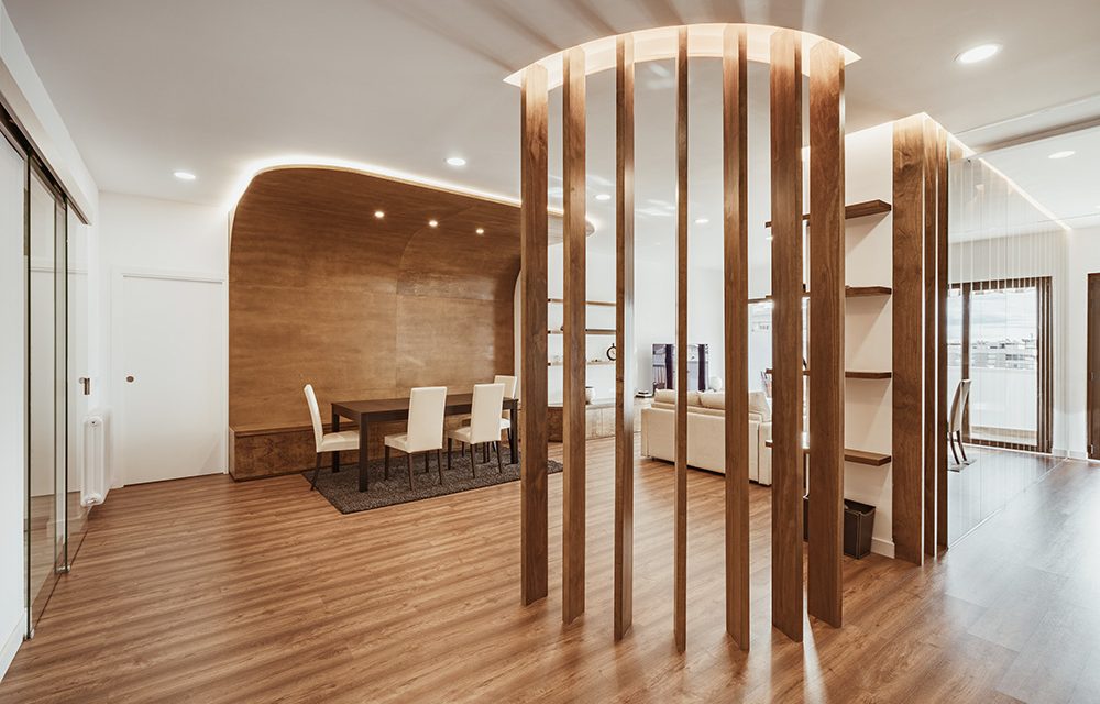 OOIIO apuesta por transmitir sensaciones a través de la arquitectura reformando un apartamento en Madrid.