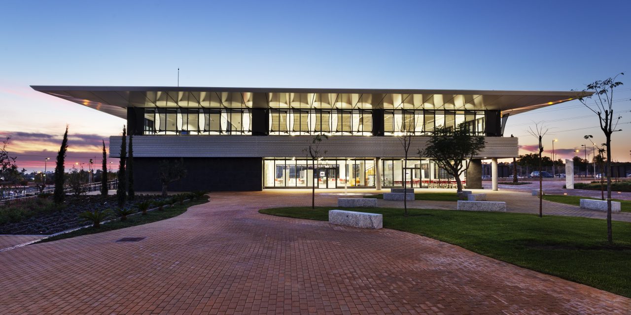 El Campus de Sevilla de la Universidad Loyola, diseñado por luis vidal + arquitectos, es el primer campus integrado LEED Platino del mundo
