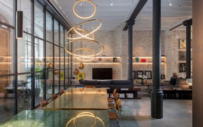 Kirsten Schwalgien Design transforma la planta baja de una joya modernista en un loft residencial