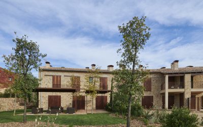 TRONC3 rehabilita una masía del siglo XVIII de más de 1.800 m2 en el corazón del Empordà