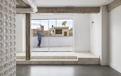 Bruno Lavedan reinterpreta un ático de los años 70 en Madrid con luz, hormigón y barro