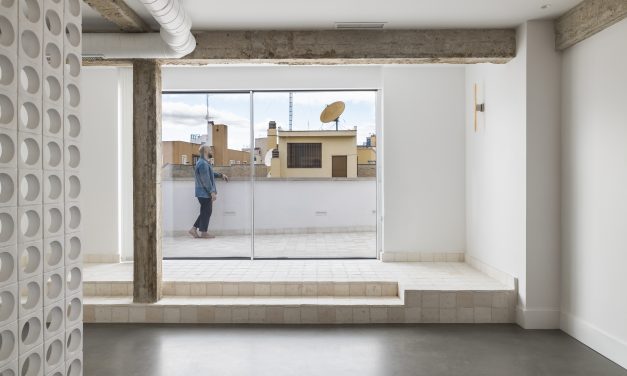 Bruno Lavedan reinterpreta un ático de los años 70 en Madrid con luz, hormigón y barro