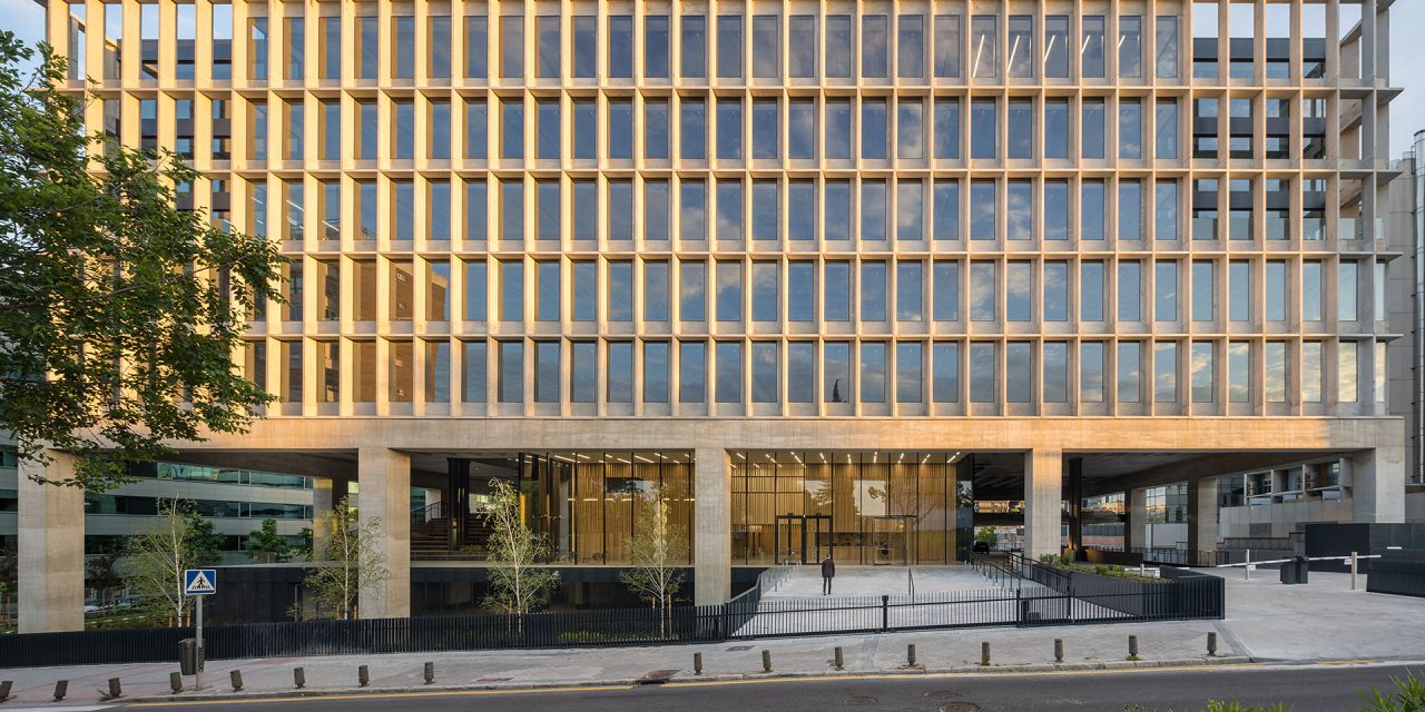Se inaugura Polaris North Building, edificio de oficinas en Madrid para la era post-covid, por b720 Fermín Vázquez Arquitectos.
