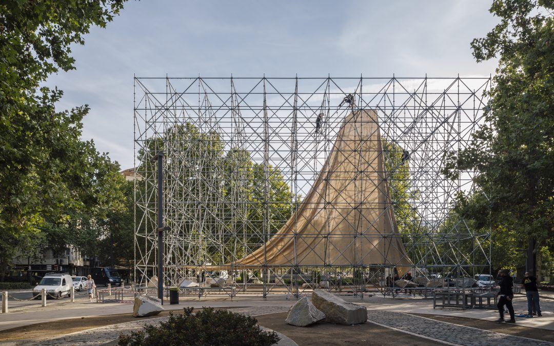 Construcción del pabellón «AIRE» en la Plaza del Humilladero de Granada para el TAC! Festival de Arquitectura Urban
