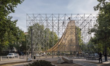 Construcción del pabellón «AIRE» en la Plaza del Humilladero de Granada para el TAC! Festival de Arquitectura Urban