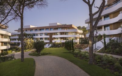 Village Verde de L35 Architects dialoga con el entorno natural de Sotogrande y la cultura mediterránea