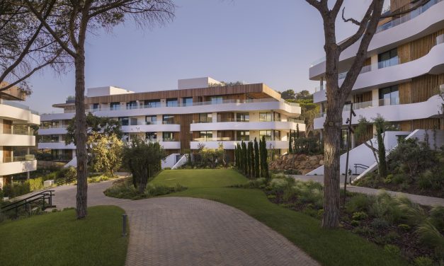 Village Verde de L35 Architects dialoga con el entorno natural de Sotogrande y la cultura mediterránea