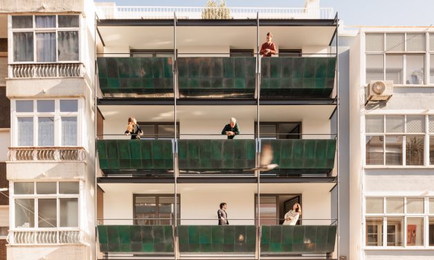 Edificio de viviendas de Almeida Fernandes Arquitectura en Algés (Portugal)