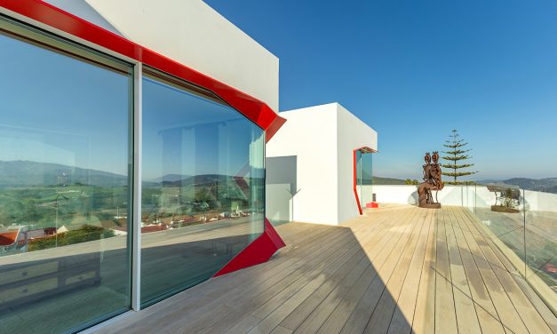 Carquero Arquitectura adapta y amplía un ático en Prado del Rey (Cádiz)