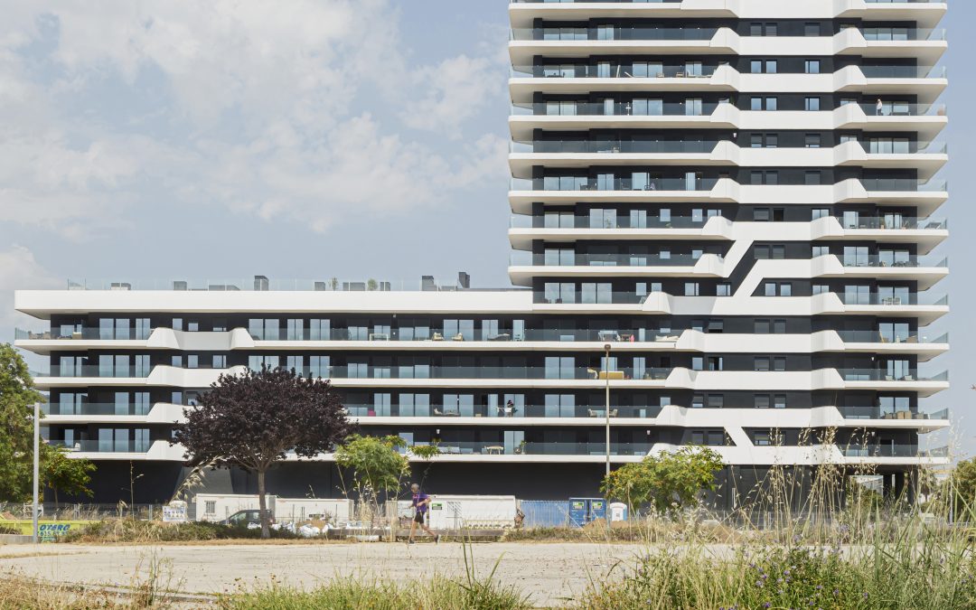 Edificio paralelo a la costa con viviendas orientadas al mar
