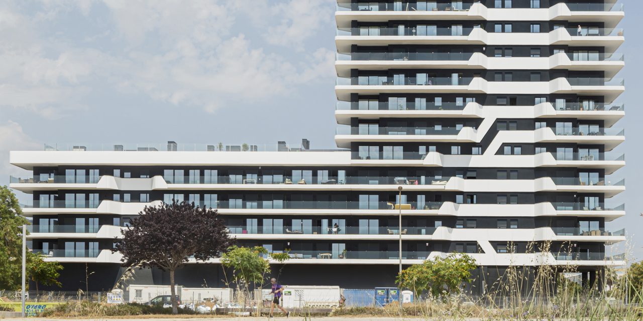 Edificio paralelo a la costa con viviendas orientadas al mar