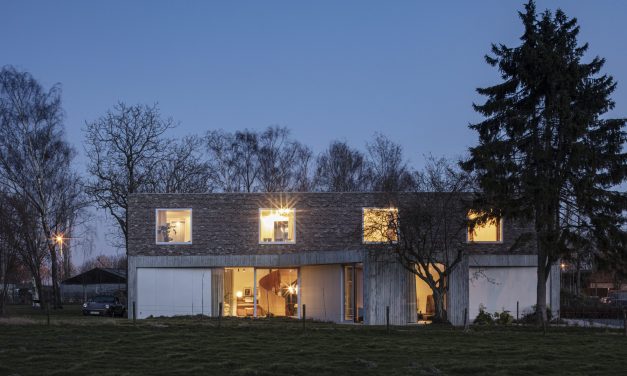 Casa DeDe: Un granero en ruinas revive gracias a OYO Architects