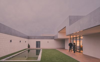 Casa Laz, reinterpretación de los corrales manchegos por OOIIO Arquitectura