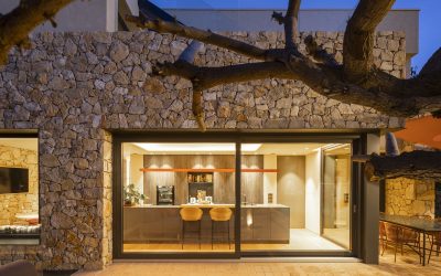 Círculocuadrado Studio firma el interiorismo de una vivienda mediterránea abierta al paisaje