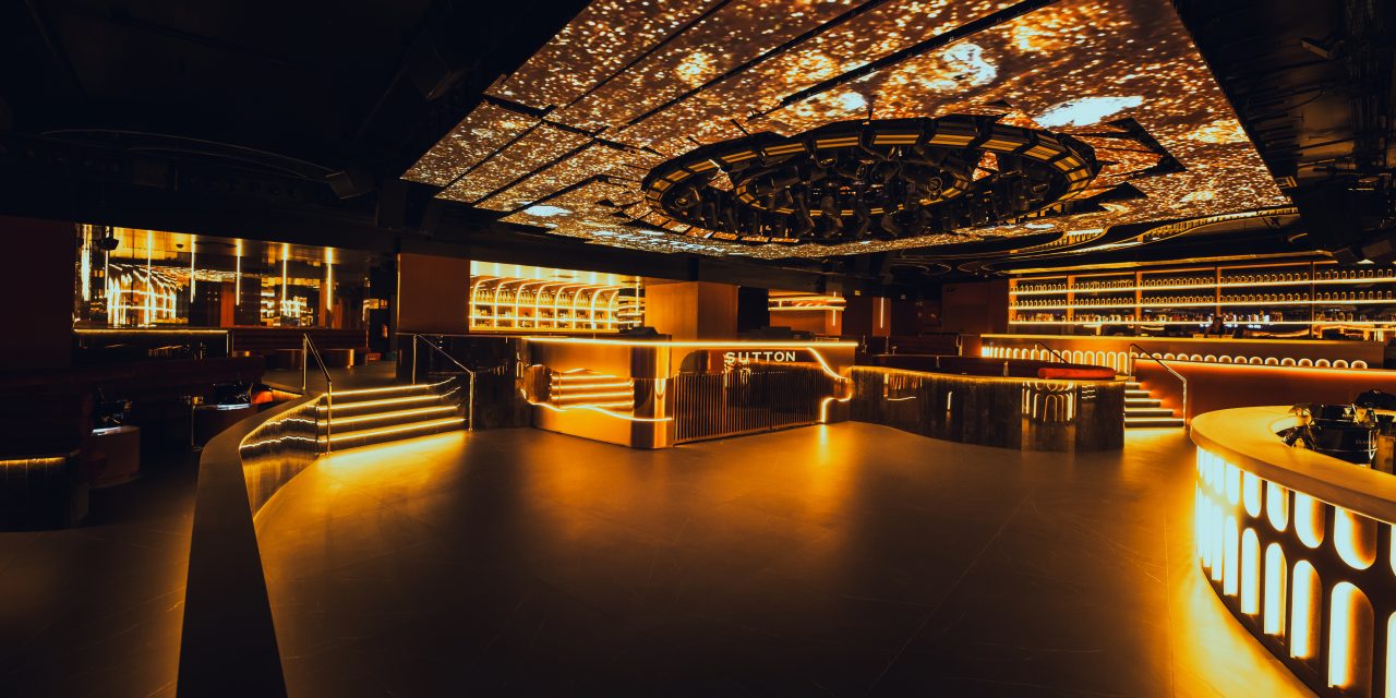 Rehabilitación integral de la discoteca Sutton en Barcelona por Construnext y DPoch Studio