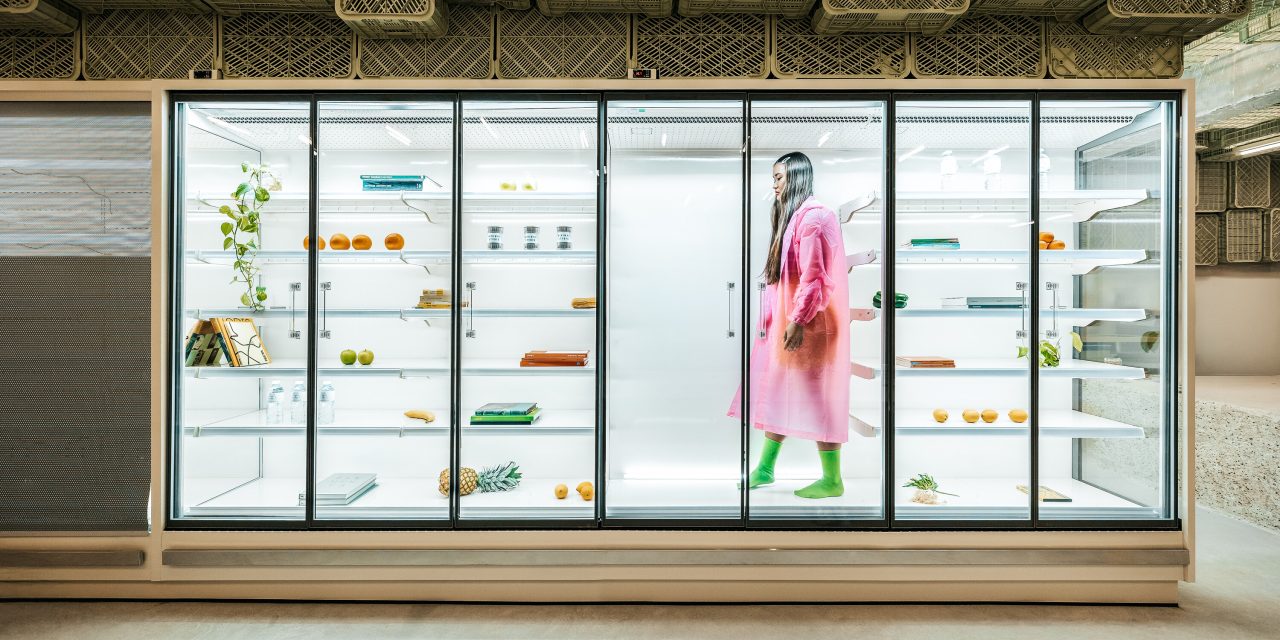 Minimal Studio diseña el espacio Plastic Box para The Store Supermarkets