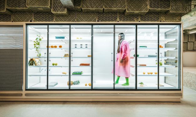 Minimal Studio diseña el espacio Plastic Box para The Store Supermarkets