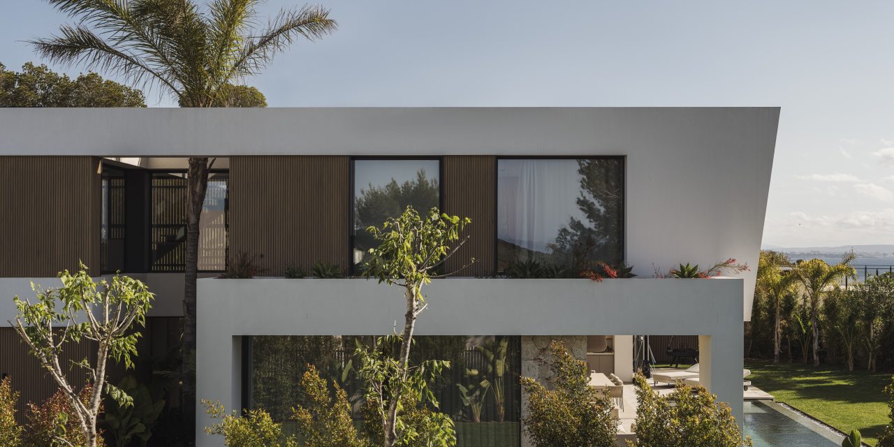 Jaime Salvá diseña Azure, una casa que flota sobre la piedra en Cap Falcó