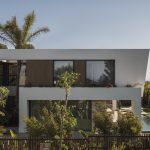 Jaime Salvá diseña Azure, una casa que flota sobre la piedra en Cap Falcó