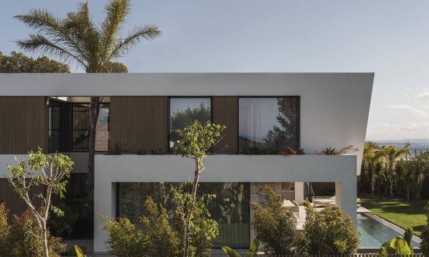 Jaime Salvá diseña Azure, una casa que flota sobre la piedra en Cap Falcó