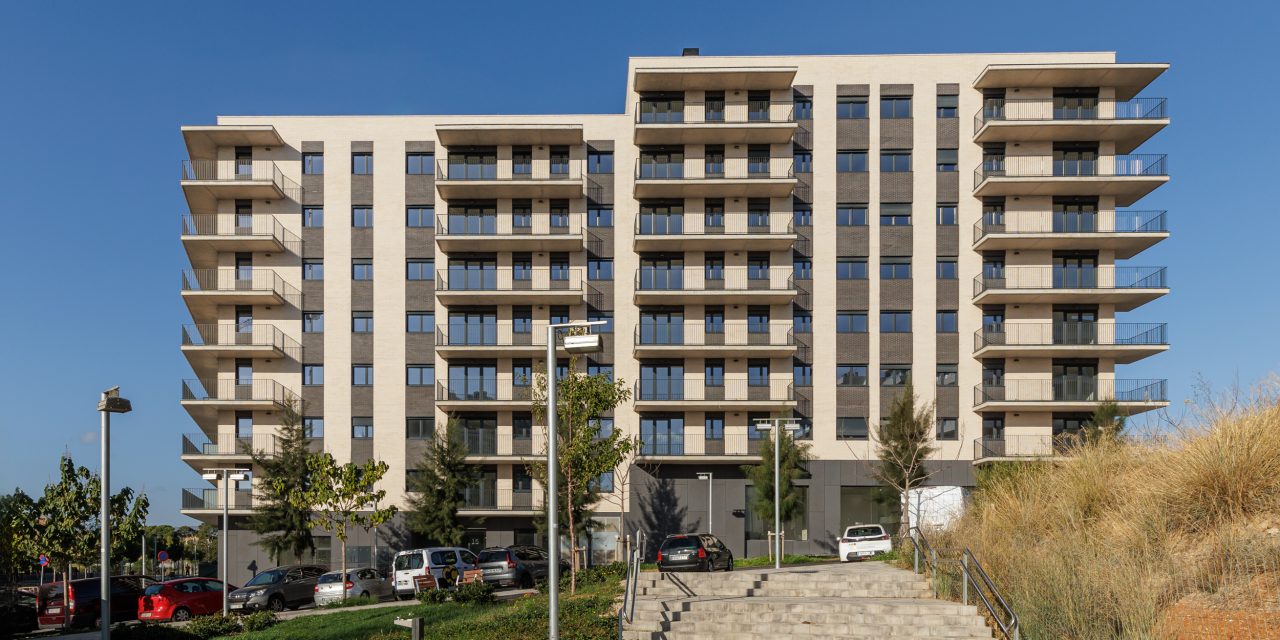 BINARQ Arquitectos finaliza un edificio de 70 viviendas protegidas en el nuevo barrio de Llevant en Viladecans