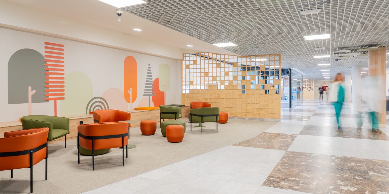 ENERO Arquitectura transforma el hall materno-infantil del Hospital Universitario La Paz
