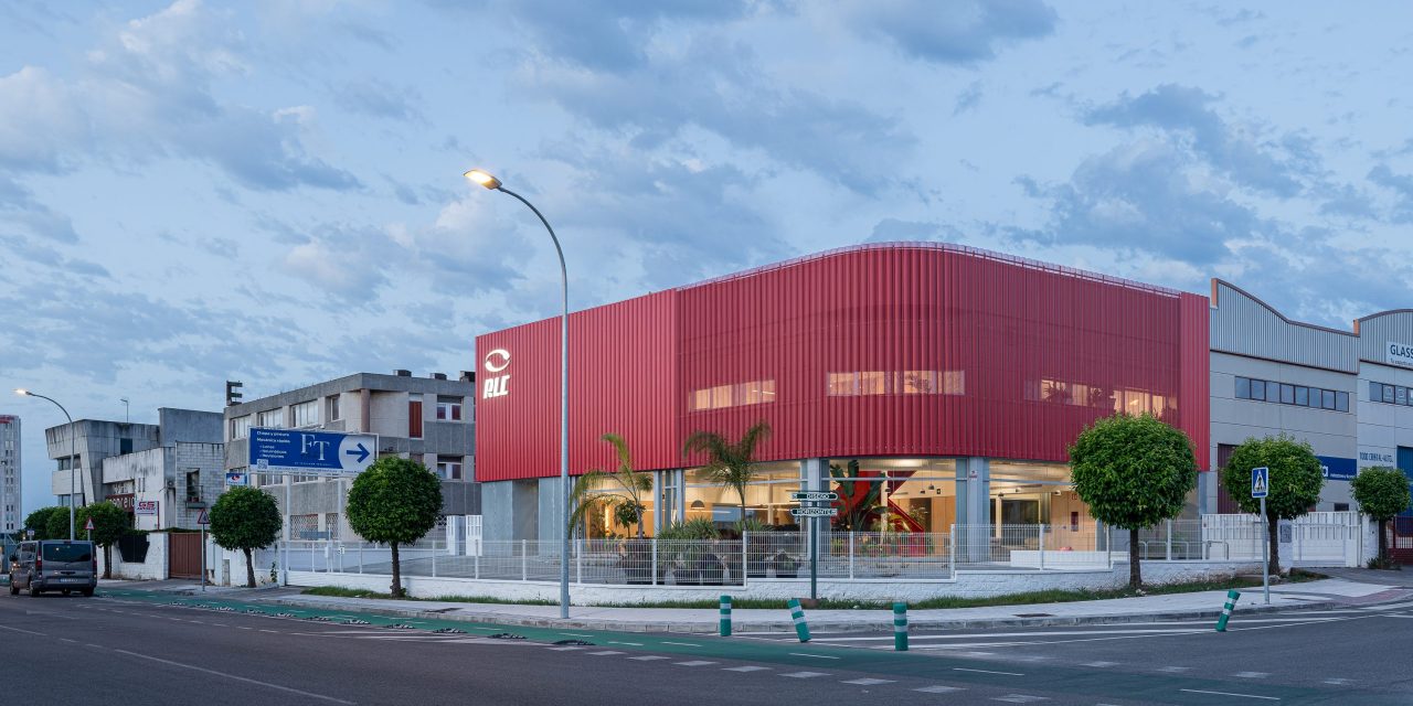 Reondo transforma una antigua nave industrial en el edificio corporativo de RLC en Sevilla