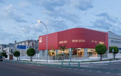 Reondo transforma una antigua nave industrial en el edificio corporativo de RLC en Sevilla