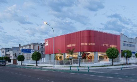 Reondo transforma una antigua nave industrial en el edificio corporativo de RLC en Sevilla