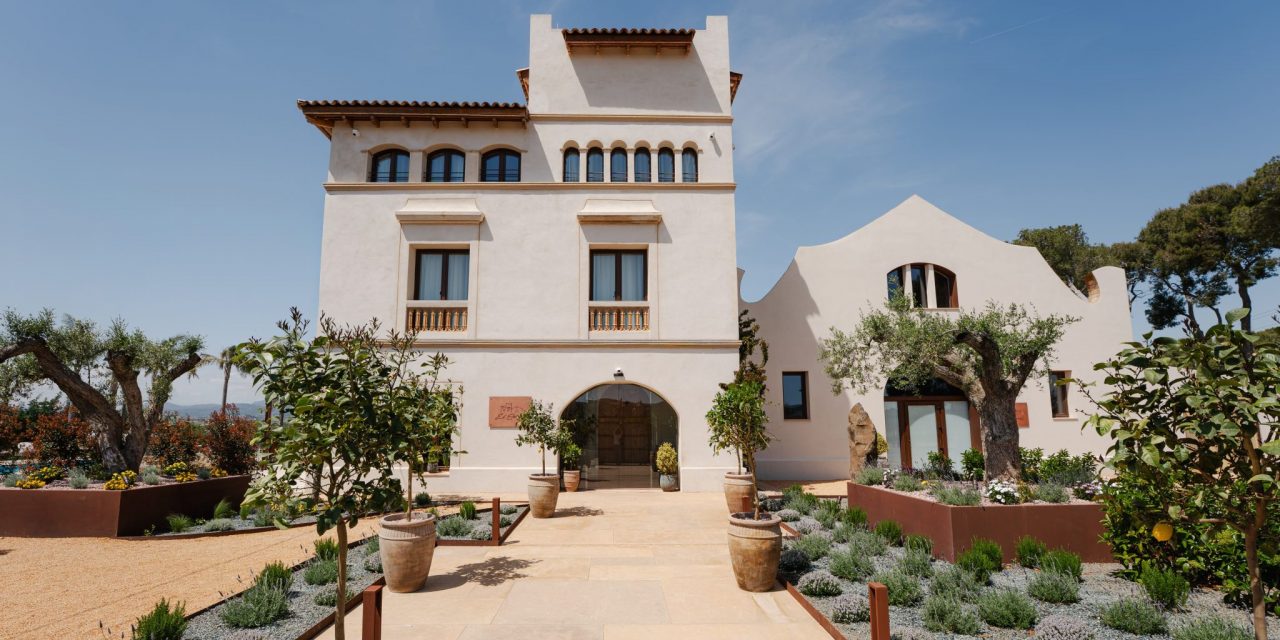 El Hotel Boutique El Serral convierte el paisaje vitivinícola en arquitectura sensorial inspirada en el cava catalán