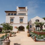 El Hotel Boutique El Serral convierte el paisaje vitivinícola en arquitectura sensorial inspirada en el cava catalán